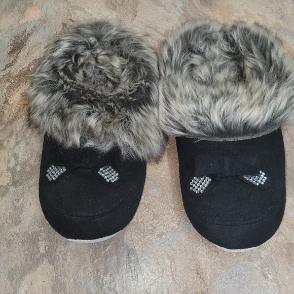NWOT Furry Slippers size 6.5 - 7.5 - Picture 1 of 3